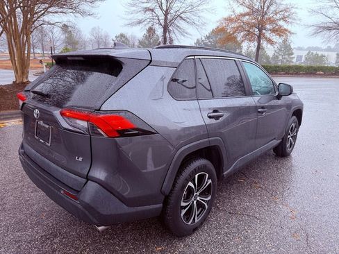 Used 2021 Toyota RAV4 LE image 10