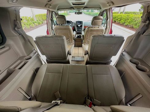Used 2016 Chrysler Town & Country Touring w/ Driver Convenience Group FWD image 16