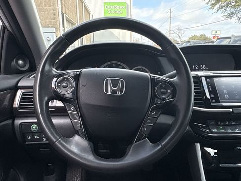 Used 2017 Honda Accord Touring image 14