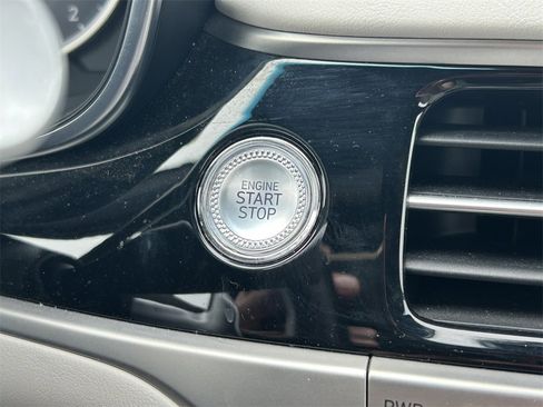 Used 2025 Genesis G70 2.5T image 28