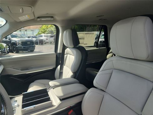 New 2026 Lincoln Navigator Premiere AWD/4WD image 14