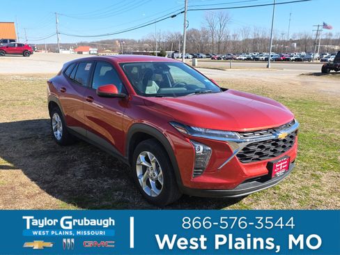 Used 2024 Chevrolet Trax LS w/ LS Convenience Package image 1