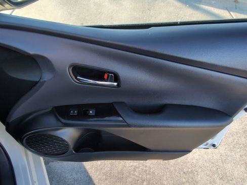 Used 2017 Toyota Prius Prime Premium image 27