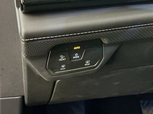 Used 2025 Volkswagen Atlas Cross Sport SE image 17