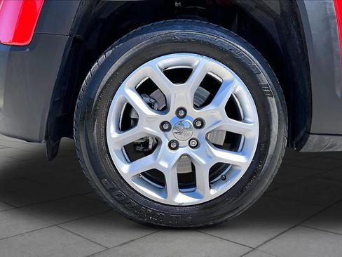 Used 2018 Jeep Renegade Latitude w/ Cold Weather Group AWD/4WD image 11