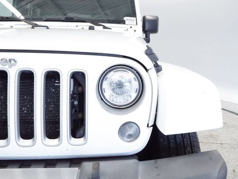 Used 2017 Jeep Wrangler Unlimited Sahara w/ Connectivity Group AWD/4WD image 13