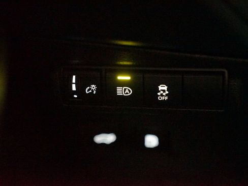 Certified 2025 Toyota Corolla Cross XSE w/ Convenience Package image 26