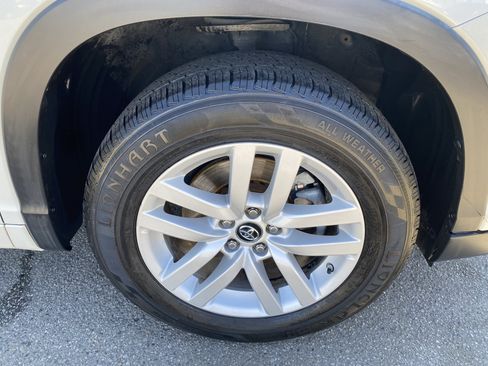 Used 2016 Toyota Highlander LE FWD image 12