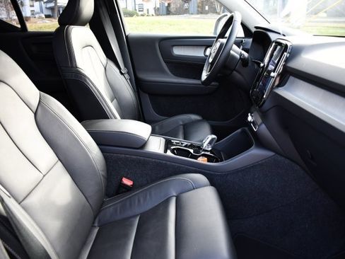 Certified 2025 Volvo XC40 B5 Plus image 28