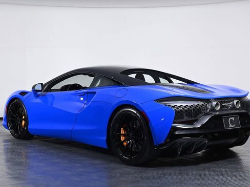 Used 2024 McLaren Artura RWD image 3