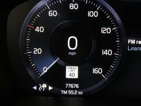 Used 2022 Volvo XC40 T4 Momentum FWD image 11