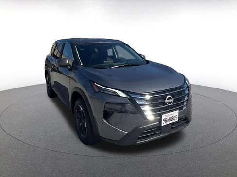 Used 2025 Nissan Rogue SV image 3