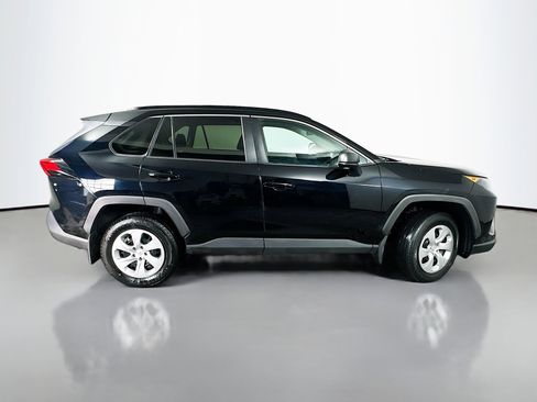 Used 2021 Toyota RAV4 LE image 8