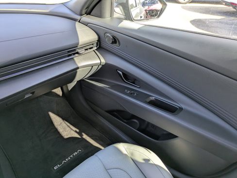 Used 2025 Hyundai Elantra Limited image 17