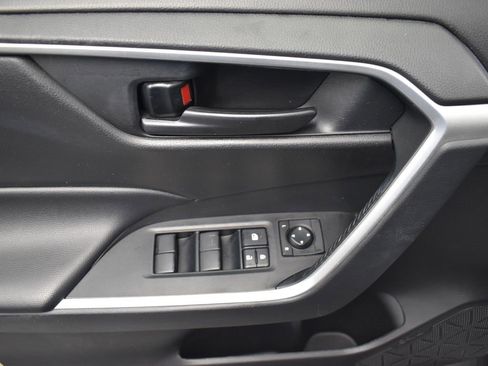 Used 2021 Toyota RAV4 LE image 11