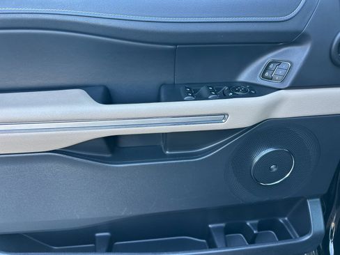 Used 2024 Ford Expedition Limited image 11