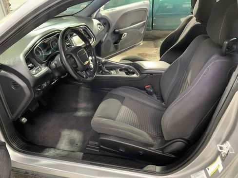 Used 2016 Dodge Challenger SXT image 9