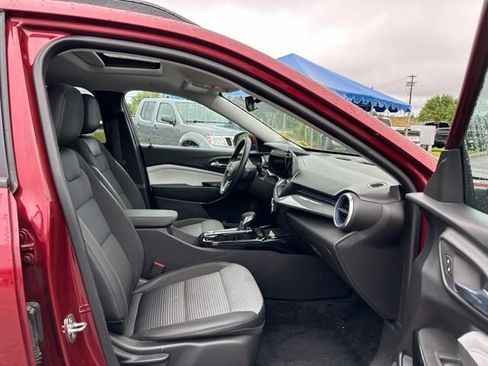 Used 2024 Chevrolet Trax LT w/ Sunroof Package FWD image 19