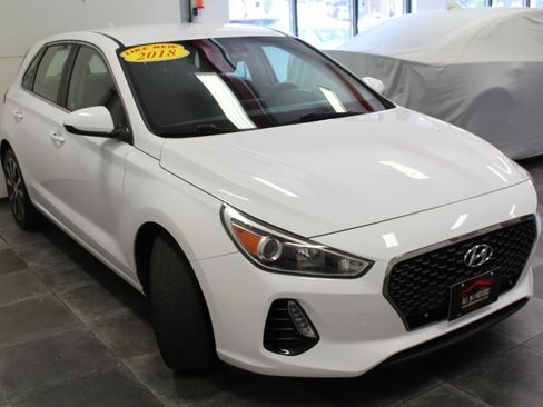 Used 2018 Hyundai Elantra GT FWD image 3