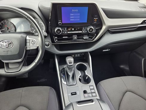 Used 2025 Toyota Highlander LE FWD image 17