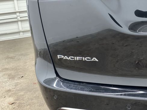 Used 2024 Chrysler Pacifica Touring-L FWD image 10