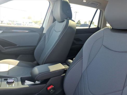 New 2025 Volkswagen Tiguan SE image 12