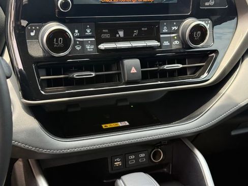 Used 2023 Toyota Highlander XLE FWD image 17