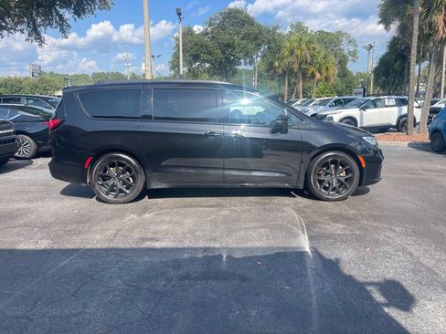 Used 2025 Chrysler Pacifica Limited FWD image 7
