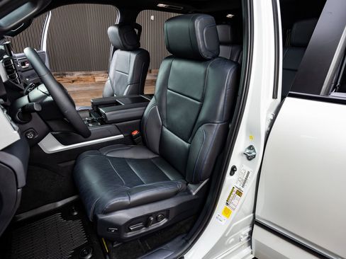 Used 2025 Toyota Sequoia Platinum image 29