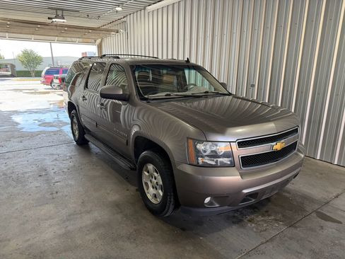 Used 2013 Chevrolet Suburban LT RWD image 4