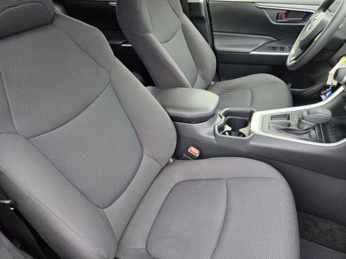 Used 2019 Toyota RAV4 LE FWD image 10