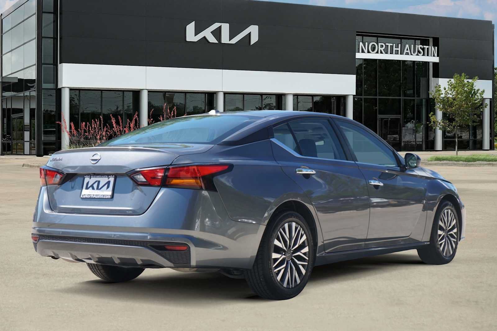 Used 2025 Nissan Altima 2.5 SV FWD image 4