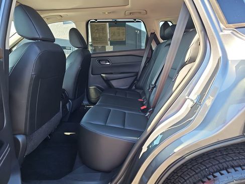 Used 2023 Nissan Rogue SV w/ SV Premium B Package FWD image 19