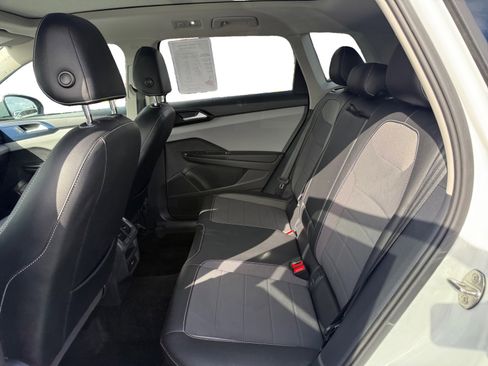 Certified 2022 Volkswagen Taos SE w/ Panoramic Sunroof Package image 16