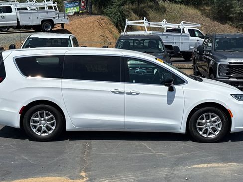 Used 2025 Chrysler Pacifica Select FWD image 3