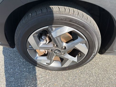 Used 2025 Hyundai Venue SEL FWD image 11