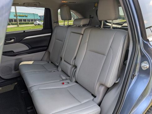Used 2019 Toyota Highlander XLE AWD/4WD image 17