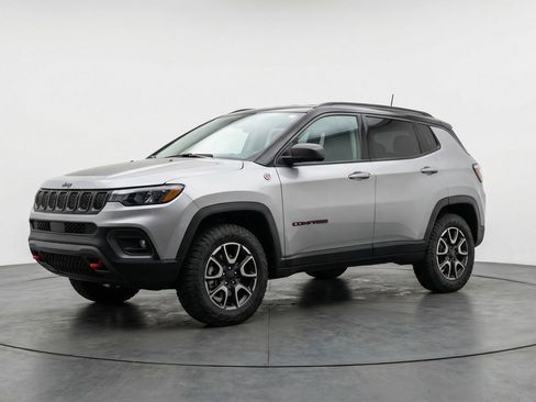 Used 2025 Jeep Compass Trailhawk AWD/4WD image 3