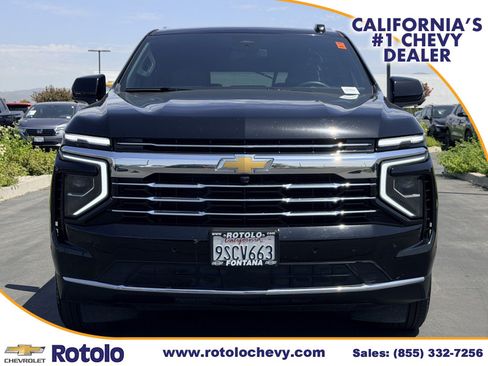Used 2025 Chevrolet Suburban LT RWD image 2