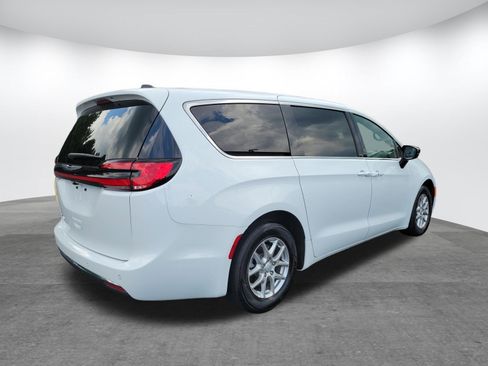 Used 2026 Chrysler Pacifica Select FWD image 29
