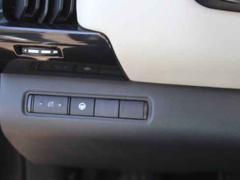 Used 2023 Nissan Pathfinder SV image 27