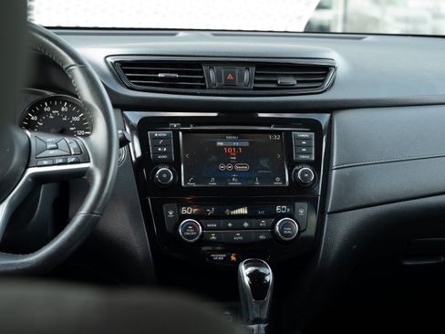 Used 2019 Nissan Rogue SV AWD/4WD image 10