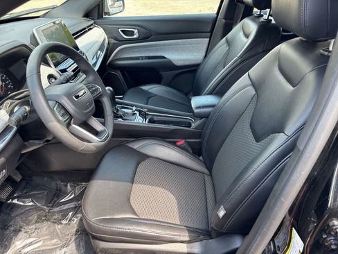 Used 2025 Jeep Compass Latitude AWD/4WD image 28