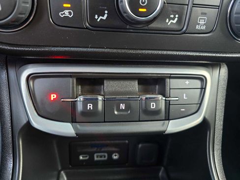 Used 2024 GMC Terrain SLT image 35