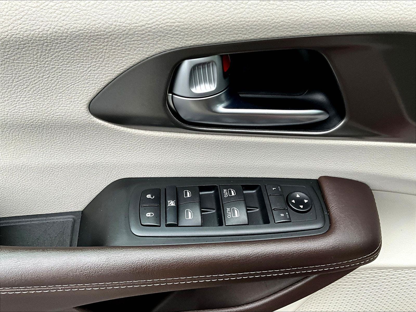 Used 2019 Chrysler Pacifica Touring Plus w/ Advanced Safetytec Group FWD image 35