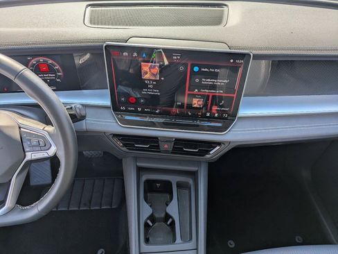 Used 2025 Volkswagen Tiguan SE FWD image 17