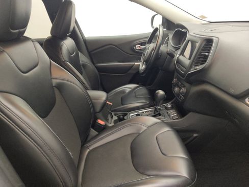 Used 2019 Jeep Cherokee Latitude Plus w/ Cold Weather Group AWD/4WD image 21