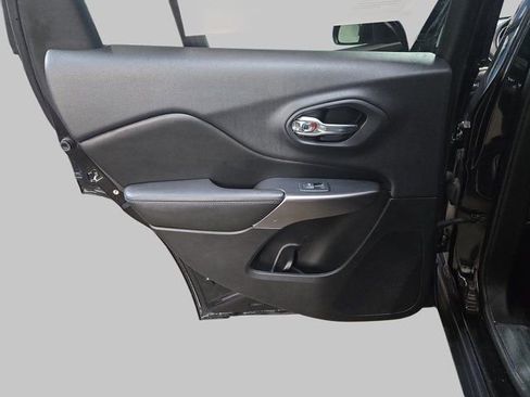 Used 2019 Jeep Cherokee Latitude w/ Cold Weather Group image 16