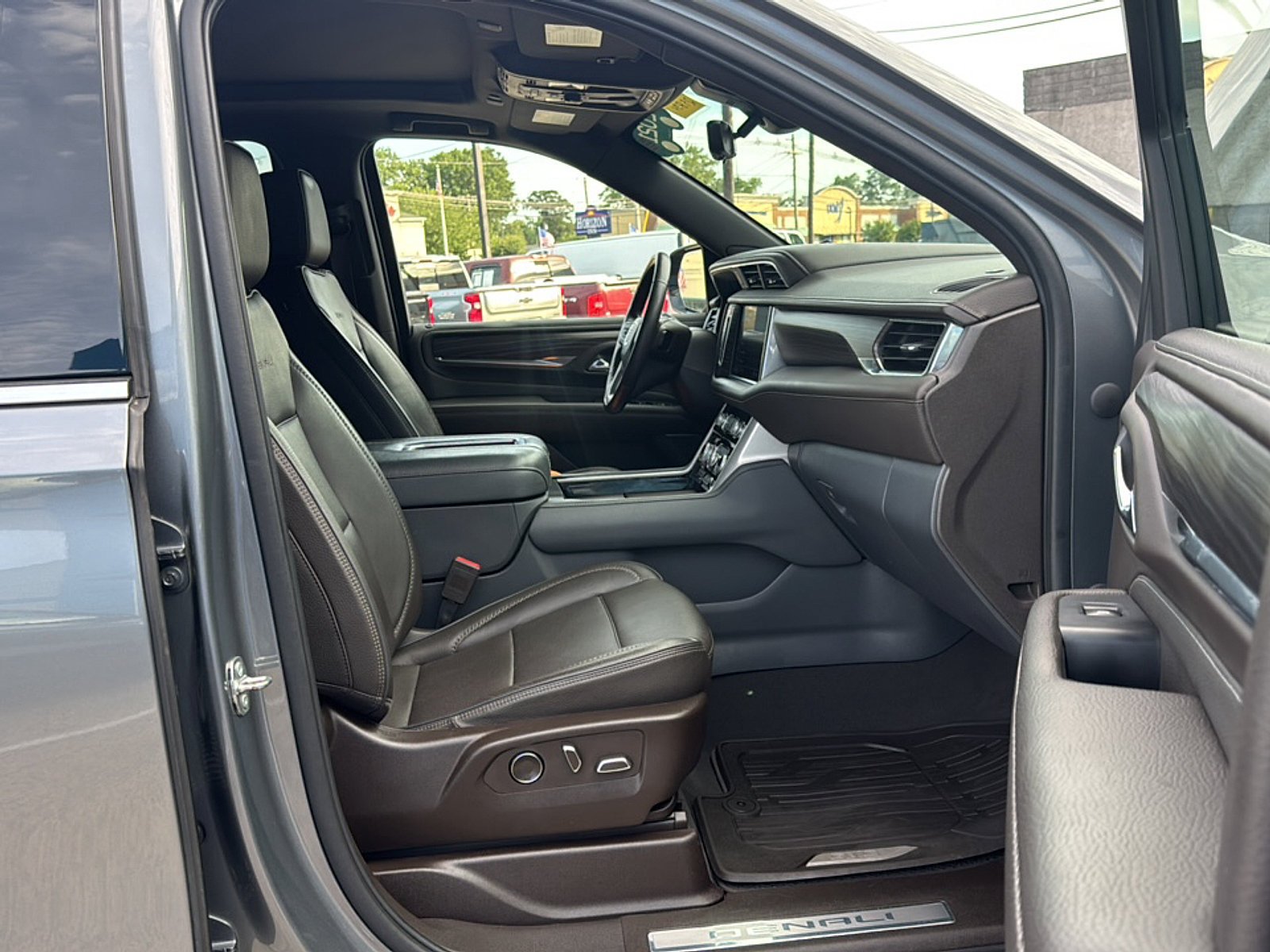 Used 2021 GMC Yukon Denali w/ Denali Ultimate Package AWD/4WD image 14