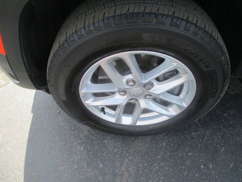 Used 2025 Jeep Grand Cherokee L Laredo w/ Luxury Tech Group I image 15